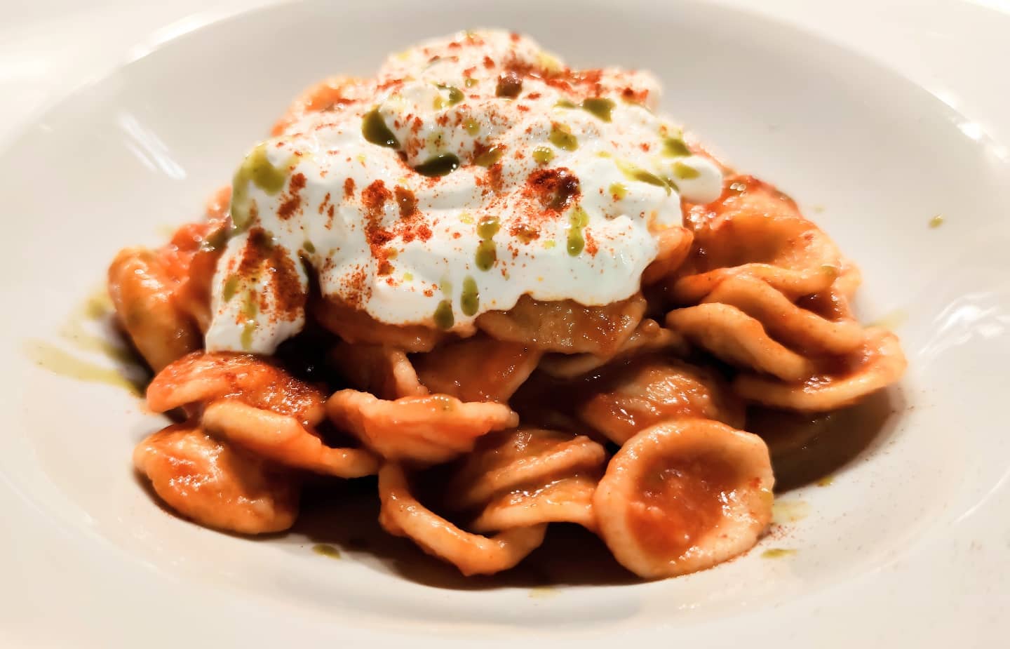 ORECCHIETTE, MENTA, STRACCIATELLA E PAPRIKA AGRODOLCE

È passato tanto, troppo tempo, ma oggi sono qui a raccontarvi una delle esperienze più belle che mi è capitata in questa stagione estiva.

__________

LA RICETTA 📝 È SUL NOSTRO SITO :
http://www.elleincucina.it/2021/10/orecchiette-menta-stracciatella-e-paprika-agrodolce.html 🌈❤️👆

__________

Non dimenticate di pubblicare le foto 📸 di questa ricetta sul gruppo https://www.facebook.com/groups/elleincucina1 !

IG: https://www.instagram.com/elleincucina/

Pagina Facebook: https://www.facebook.com/elleincucina

#chefincamicia #maruggio #instafoodgram #instagram #foodporn #ilovefood #ilovecucina #pugliagram #salento #orecchiette @azienda.agricola.olivaro @oliotretomoli #puglia #privatedinner #chefprivate