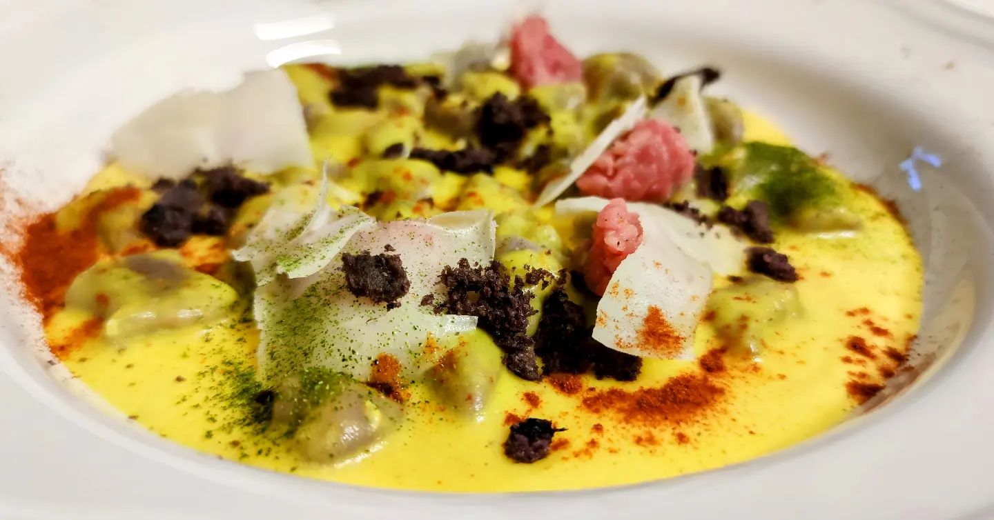 Gnocchi di patate Vitelotte, crema di patate e zafferano, tartare di podolica, caciocavallo stagionato in fossa, paprika agrodolce affumicata, polvere di prezzemolo e terra alle olive nere
.
.
.
.
.
.
.
.
.
.
#chefincamicia #maruggio #sava #cosebuone #podolica #tartare #gnocchi #vitelotte #patate #viola #giovedignocchi #paprika #caciocavallo #zafferano, @zafferanodicampomarino #zafferanodicampomarino #olivenere #ilovekitchen #ilovefood #ilovecucina #pugliagram #salento #homemade #homemadefood