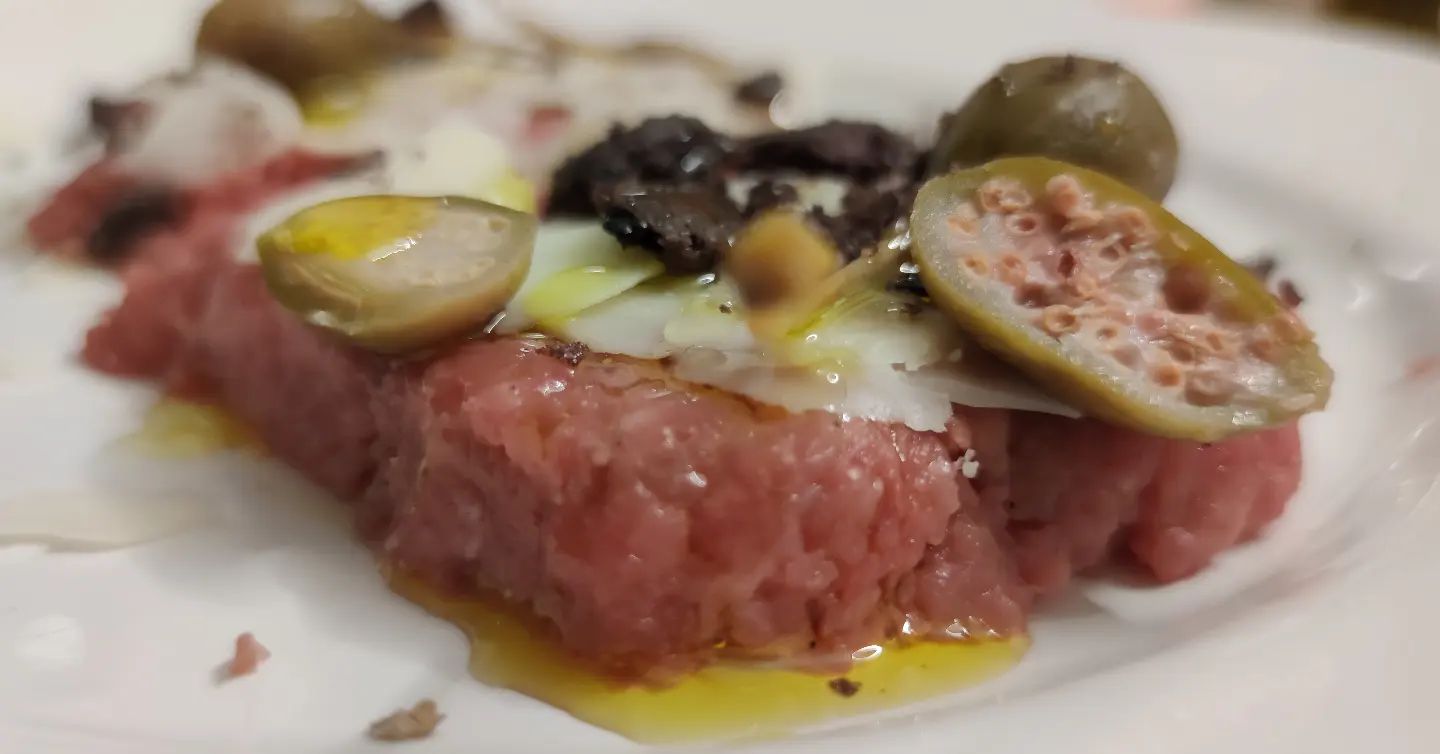 Tartare di podolica, caciocavallo stagionato in fossa, cucunci e olio evo
.
.
.
.
.
.
.
.
.
.
.
#chefincamicia #maruggio #sava #cosebuone #podolica #tartare #thisiswhyimfat #cucunci #capperi #cappero #ilovecucina #ilovekitchen #comeinpuglia #wheninpuglia #tripsalento #cucinare #cena #taste #salento #recipe @elleincucina #book #mom #nevergiveup #home