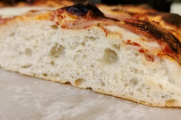 Pizza in teglia: impasto soffice e gustoso