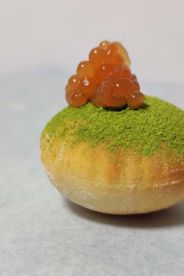 Airbag croccanti, ricotta al basilico, polvere di prezzemolo e caviale di pomodorino di Manduria