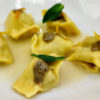 Ravioli del plin con genovese, cipolla bruciata, limone caramellato e menta