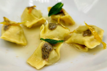 Ravioli del plin con genovese, cipolla bruciata, limone caramellato e menta