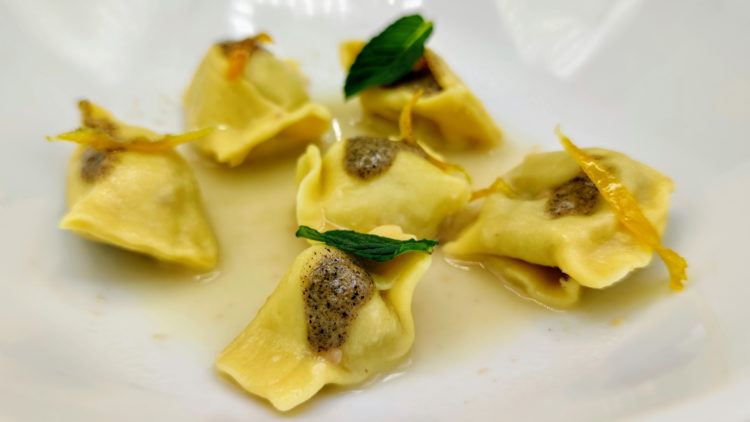 Ravioli del plin con genovese, cipolla bruciata, limone caramellato e menta