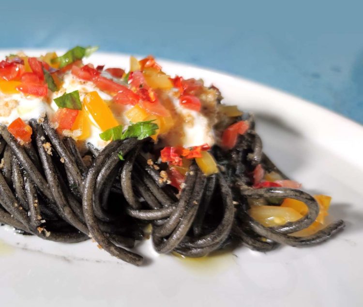 Spaghettone al Nero di Seppia e Olio extra vergine d'oliva Tre Tomoli